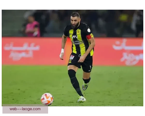 本泽马与吉达联合主教练发生激烈冲突 球场内外关系紧张引发关注
